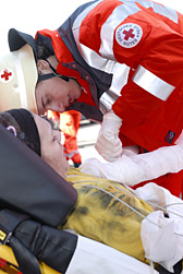 Ein Sanitäter versorgt einen Verletzten