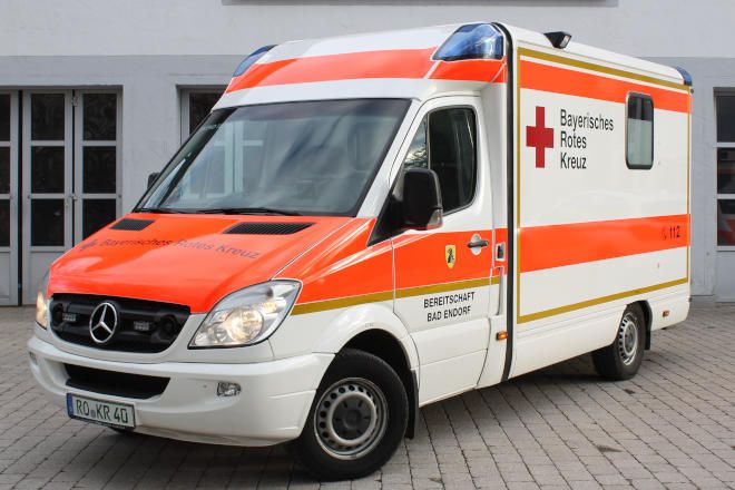 Foto: Bei einer Helferübung zum Thema Brandanschlag tragen zwei DRK-Einsatzkräfte eine Frau aus der Gefahrensituation. Sie stützen vor allem den Kopf der Frau.